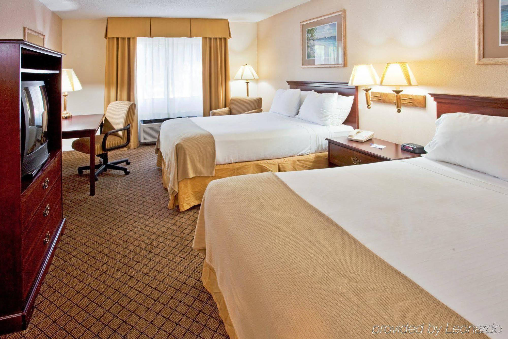 Holiday Inn Express Hotel & Suites Bradenton West, An Ihg Hotel מראה חיצוני תמונה